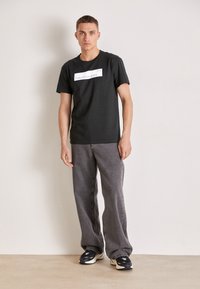 Calvin Klein Jeans HYPER REAL BOX LOGO UNISEX - T-shirts print - ck black
