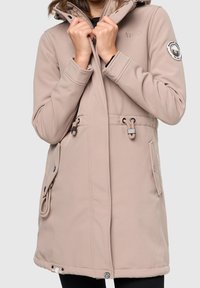 Beige waterdichte jas met capuchon, verstelbare taille met trekkoord, zijzakken en logodetail op de mouw. Zachte textuur en midilange pasvorm.