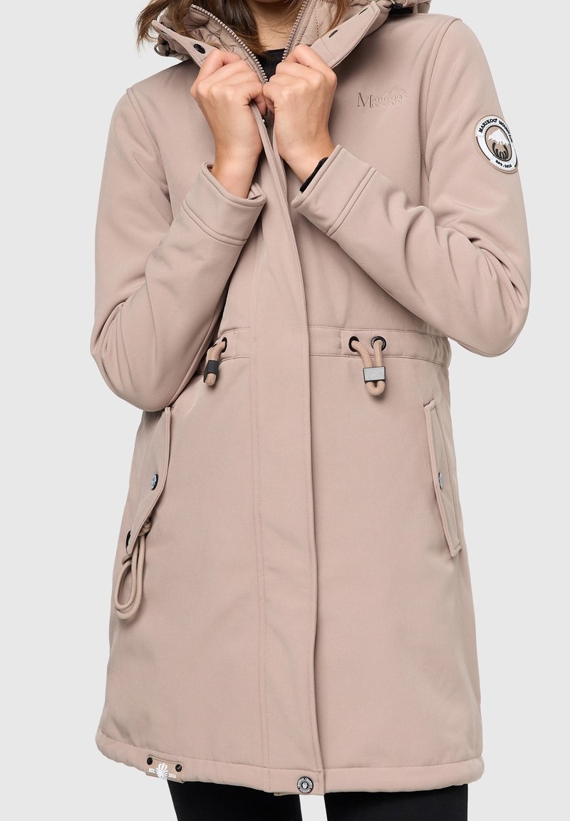 Beige waterdichte jas met capuchon, verstelbare taille met trekkoord, zijzakken en logodetail op de mouw. Zachte textuur en midilange pasvorm.