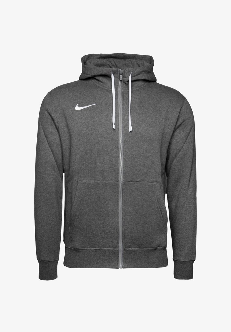 Šedá zipová mikina vyrobená z měkké tkaniny, s předním zipem, dvěma bočními kapsami, kapucí se šňůrkou a bílým logem Nike na hrudi.