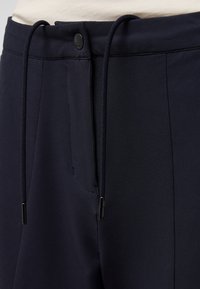 Non sélectionné, dark navy