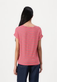 T-shirt rayé rouge et blanc à manches courtes et encolure ronde, fabriqué en tissu léger. Coupe droite avec une coupe décontractée.