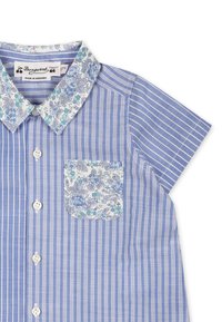 Niebieska i biała koszula w paski z kwiatowym wzorem na kołnierzyku i kieszeni, krótkie rękawy i zapięcie na guziki.