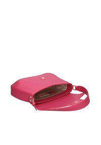Borsa a tracolla rettangolare in pelle rosa con una texture liscia, accessori in oro e chiusura a pattina. L'interno presenta una tasca per carte.