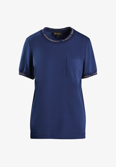 Tumši zils T-krekls ar apaļu kakla izgriezumu, zelta logotipa joslu, īsām piedurknēm un kreisajā pusē esošu krūšu kabatu. Gluda tekstūra.