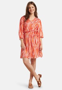 Rood en oranje gestreepte jurk met een v-hals, korte mouwen en een cinched taille, met een vloeiende silhouet en lichtgewicht stof.