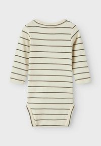 Bodysuit de bebé de manga larga hecho de un suave tejido color crema con finas rayas verticales marrones, que cuenta con un escote redondo y cierres a presión en la parte inferior.