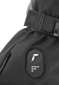 Zwarte stoffen tas met een gestructureerde zwarte plastic gesp en een ronde logo patch met een verhoeven ontwerp, die een vereenvoudigd symbool en tekst toont.
