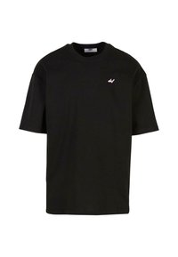 T-shirt in cotone nero con vestibilità rilassata. Presenta un colletto rotondo e un piccolo logo ricamato rosa sul lato sinistro del petto. Maniche corte.