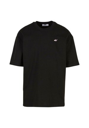 Fekete pamut póló laza szabással. Kerek nyakkivágással és egy kis rózsaszín hímzett logóval a bal mellen. Rövid ujjak.