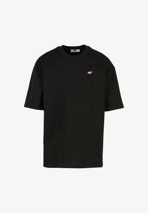 Fekete pamut póló laza szabással. Kerek nyakkivágással és egy kis rózsaszín hímzett logóval a bal mellen. Rövid ujjak.