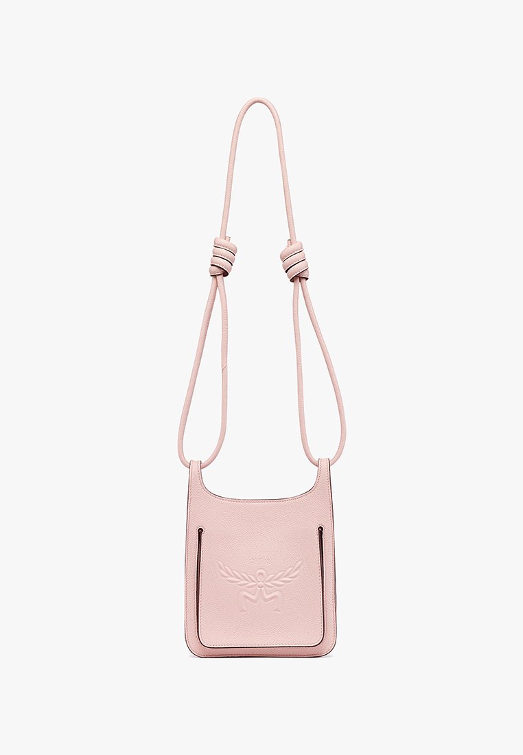 Rosa Leder-Crossbody-Tasche mit strukturiertem Finish, ausgestattet mit einem auf der Vorderseite geprägten Logo und verstellbaren, geknoteten Trägern.