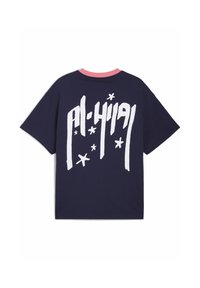 Marineblå bomulds t-shirt med pink krave, med hvid grafisk tekst og stjerneaccenter på ryggen. Løs pasform og korte ærmer.