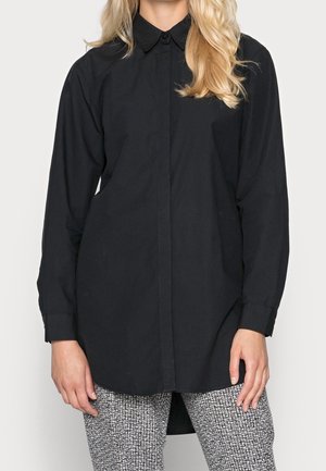 Camicia nera a maniche lunghe con colletto e taglio dritto. Tessuto morbido e senza motivi o logo visibili.