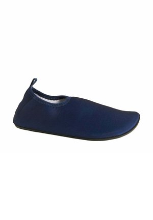 Marineblauer Slip-On Wasserschuh mit niedrigem Schnitt, abgerundeter Spitze und Zuglasche an der Ferse vor weißem Hintergrund.