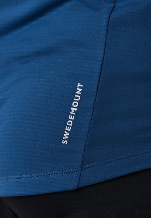 T-shirt de sport bleu avec une texture lisse, des manches courtes et un logo blanc "SWEDEMOUNT" sur la couture latérale.