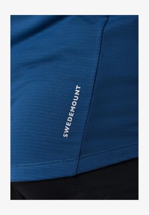 Blauw sportshirt met een gladde textuur, korte mouwen en een wit "SWEDEMOUNT" logo op de zijnaad.
