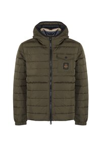 Giacca a vento imbottita di colore verde oliva, con chiusura a zip, cappuccio e tasca sul petto anteriore con patch del logo. Design trapuntato testurizzato.