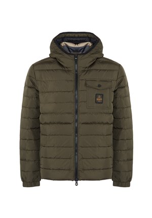Giacca a vento imbottita di colore verde oliva, con chiusura a zip, cappuccio e tasca sul petto anteriore con patch del logo. Design trapuntato testurizzato.