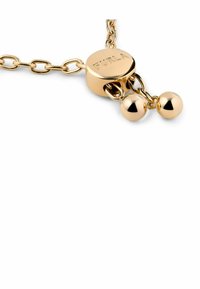Collar de cadena tono dorado que presenta un cierre redondo con grabado "FURLA" y dos esferas metálicas colgantes que reflejan la luz.