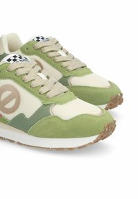 Baskets vertes et beiges en maille et daim, avec un détail de logo rond et des accents à carreaux. Caractéristiques des lacets beige clair et une semelle texturée.