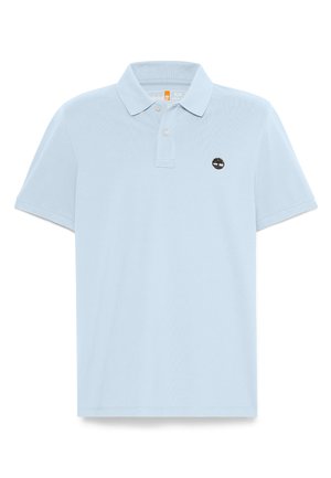 Polo azul claro hecho de algodón, con cuello, tapeta de tres botones y un pequeño logo bordado en el lado izquierdo del pecho.