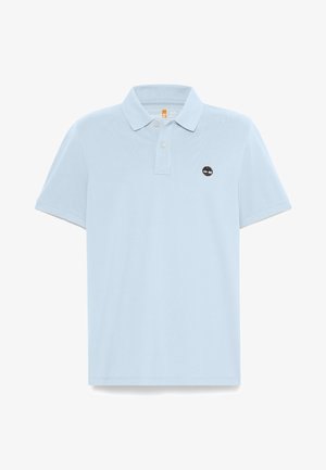 Polo azul claro hecho de algodón, con cuello, tapeta de tres botones y un pequeño logo bordado en el lado izquierdo del pecho.