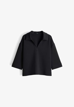 Schwarzer kurzer Pullover mit Kragen, weiten Ärmeln und lockerem Schnitt. Hergestellt aus einem weichen, glatten Material mit minimalen Nähten.