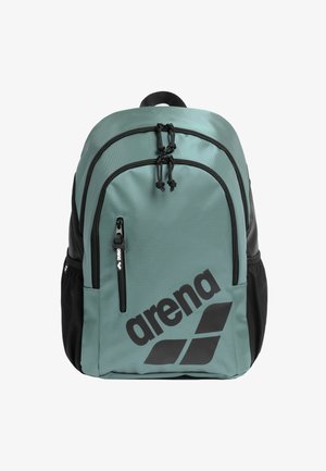 Zaino turchese e nero in tessuto strutturato, con due tasche frontali con zip, spallacci regolabili e un grande logo stampato.