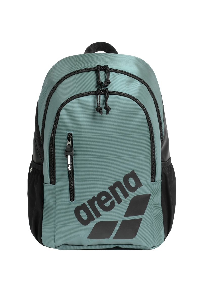 Zaino turchese e nero in tessuto strutturato, con due tasche frontali con zip, spallacci regolabili e un grande logo stampato.