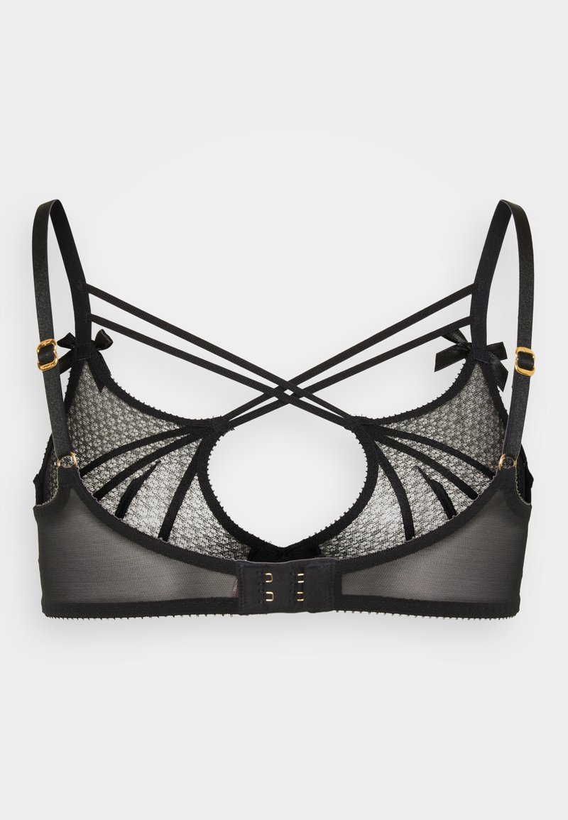 Reggiseno nero con schiena in rete trasparente, caratterizzato da un intricato design di cinghie, dettagli in metallo dorato e chiusura a gancio. Dettaglio in tessuto testurizzato.