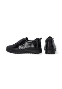 Sorte sneakers med en glat læderoverdel og teksturerede detaljer, der har en tyk gummisåle og rund tådesign.