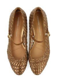 Zapatos de cuero trenzado marrón con punta redonda y correa al tobillo. Presentan una superficie texturizada y un forro interior suave. Acento de herrajes dorados.