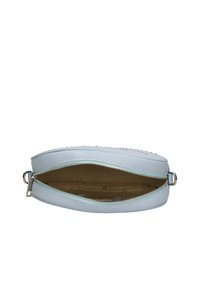 Borsa azzurro chiaro con zip, realizzata in un materiale esterno testurizzato. Presenta una finitura liscia, una forma arrotondata e un interno beige con scomparti per l'organizzazione.