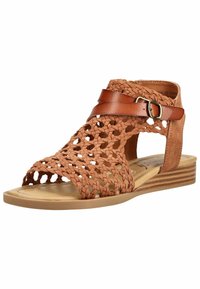 Dámská pletená hnědá sandála s otevřenou špičkou, koženým páskem se sponou a nízkým dřevěným podpatkem.