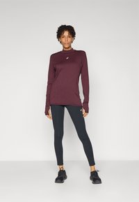 ASICS ROAD WINTER SEAMLESS TOP - Top dugih rukava - dark currant