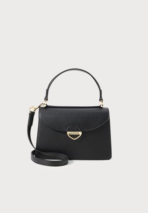 Svart syntetisk håndveske med strukturert design, gull hjerteformet beslag, topphåndtak og avtagbar skulderstropp. Teksturert overflate.