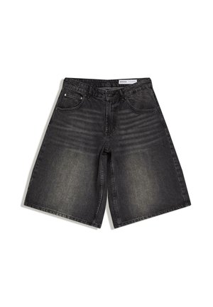 Sort vaskede denim knælange shorts med lommer foran og bæltestropper, lagt fladt på en hvid baggrund.