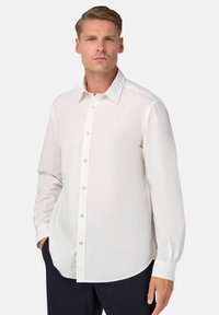 Witte button-up shirt met een klassieke kraag, lange mouwen en een rechte zoom. De stof lijkt glad met een lichte glans en zonder zichtbare patronen.
