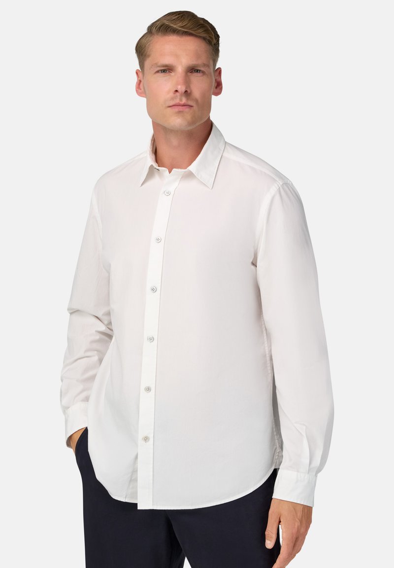 Witte button-up shirt met een klassieke kraag, lange mouwen en een rechte zoom. De stof lijkt glad met een lichte glans en zonder zichtbare patronen.