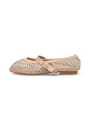 Zapato plano beige con diseño de malla y una correa a juego con una pequeña hebilla en la parte superior, mostrado de lado sobre un fondo blanco.