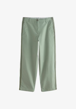 Pantaloni verde chiaro a gamba dritta con strisce laterali, chiusura con bottoni, passanti per cintura e tasche anteriori su sfondo bianco.