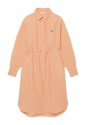 Vestido tipo camisa de manga larga con rayas verticales en tonos durazno y blanco, con cierre de botones en la parte delantera, bolsillo en el pecho, cuello y cintura elástica.