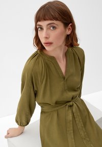 s.Oliver MIT TUNIKA-AUSSCHNITT - Sukienka letnia