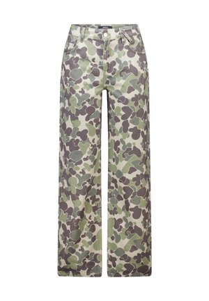 Camouflage-patroon wijde broek in groene en bruine tinten, gemaakt van robuuste stof. Voorzien van een traditionele vijf-pocketontwerp en knoopsluiting.