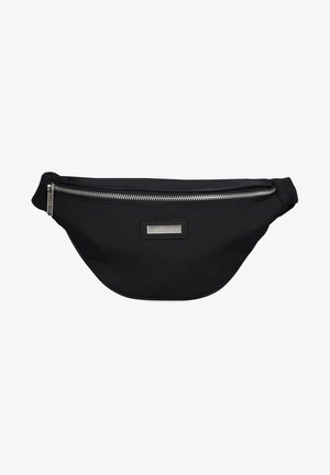 Czarna nerka wykonana z trwałego materiału, z zaokrąglonym kształtem, srebrnym zamkiem błyskawicznym i logo z przodu. Gładka tekstura.