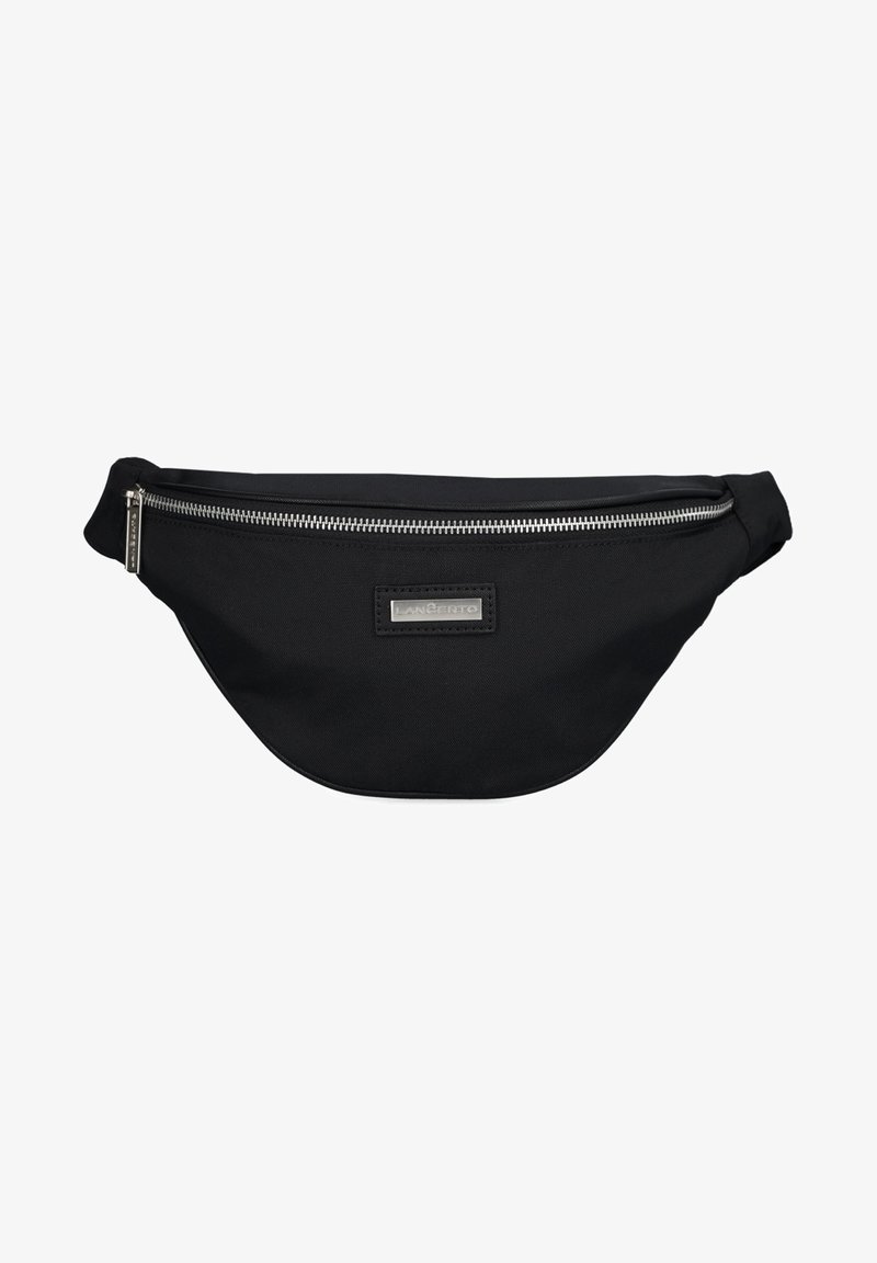 Czarna nerka wykonana z trwałego materiału, z zaokrąglonym kształtem, srebrnym zamkiem błyskawicznym i logo z przodu. Gładka tekstura.