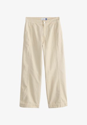 Beige weit geschnittene Hose mit hoher Taille, Frontknopf, Reißverschluss und vertikalen Nahtdetails, flach auf weißem Hintergrund präsentiert.