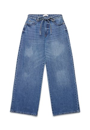 Jeans in denim blu a gamba larga con vita alta, tasche frontali e cintura a corda annodata su sfondo bianco.