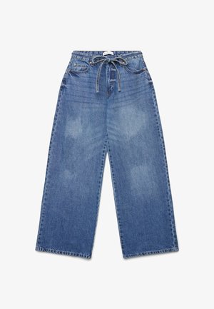 Jeans in denim blu a gamba larga con vita alta, tasche frontali e cintura a corda annodata su sfondo bianco.